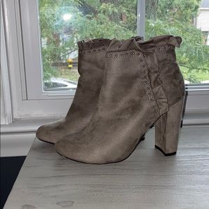 Francesca’s Suede Grey Heel Booties Size 7